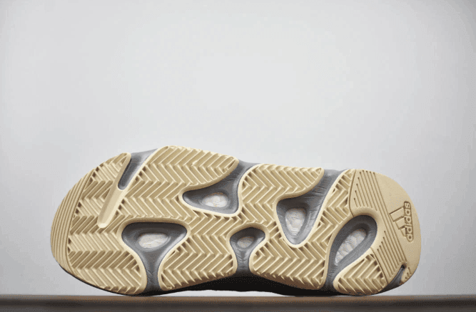 Adidas YEEZY 700 Boost惯性灰色 阿迪达斯公司级椰子700侃爷复古老爹鞋 货号:EG7597