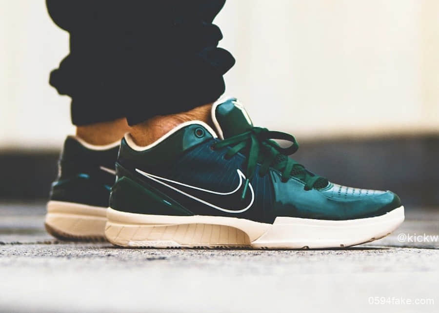 白绿配色上脚图曝光!超酷炫!UNDEFEATED x Nike Kobe 4 Protro系列将于8月24日发售!