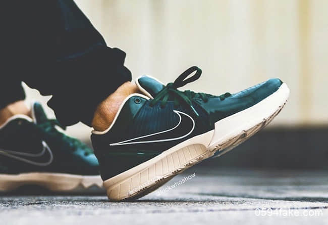 白绿配色上脚图曝光!超酷炫!UNDEFEATED x Nike Kobe 4 Protro系列将于8月24日发售!