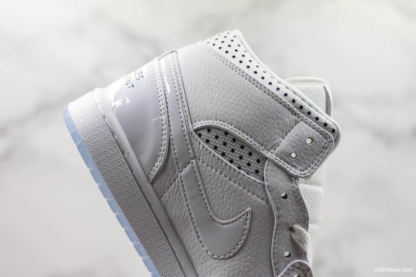 耐克Nike Wmns Air Jordan 1 Mid Unite Totale乔丹1代纯原版本复古经典中帮实战篮球鞋蓝白波点透明水晶底 货号:CI9100-100
