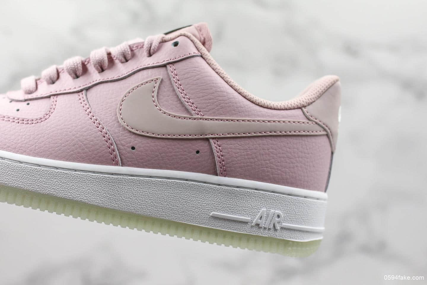 耐克Nike Air force1 07'V8空军一号白粉反光真标 低帮女子运动休闲鞋 原标原盒 货号：AO2132-500