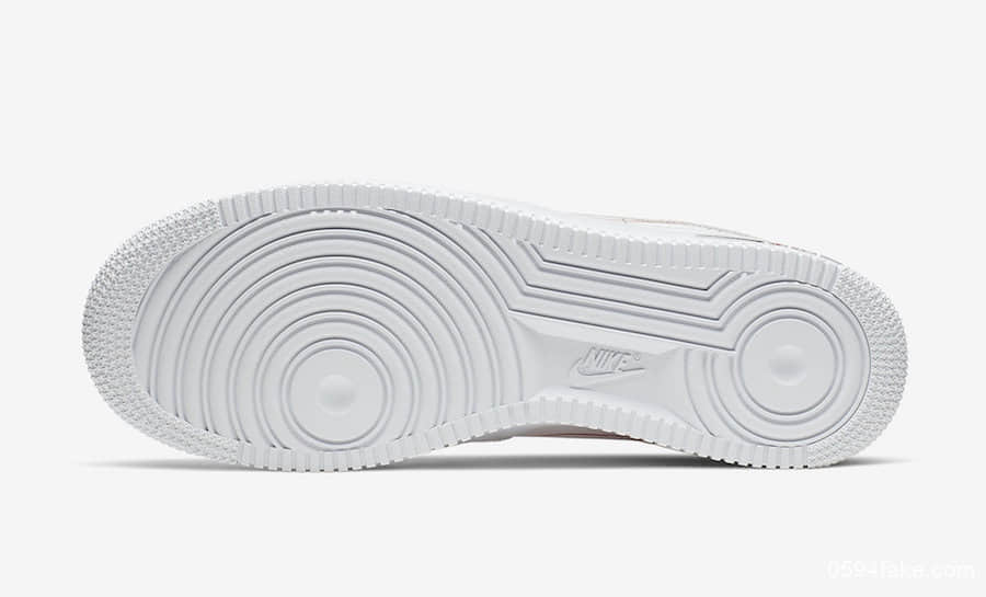 耐克Nike Air Force 1 Script Swoosh预计将于8月10日发售小伙伴们手速要快哦!货号:CK9257-100