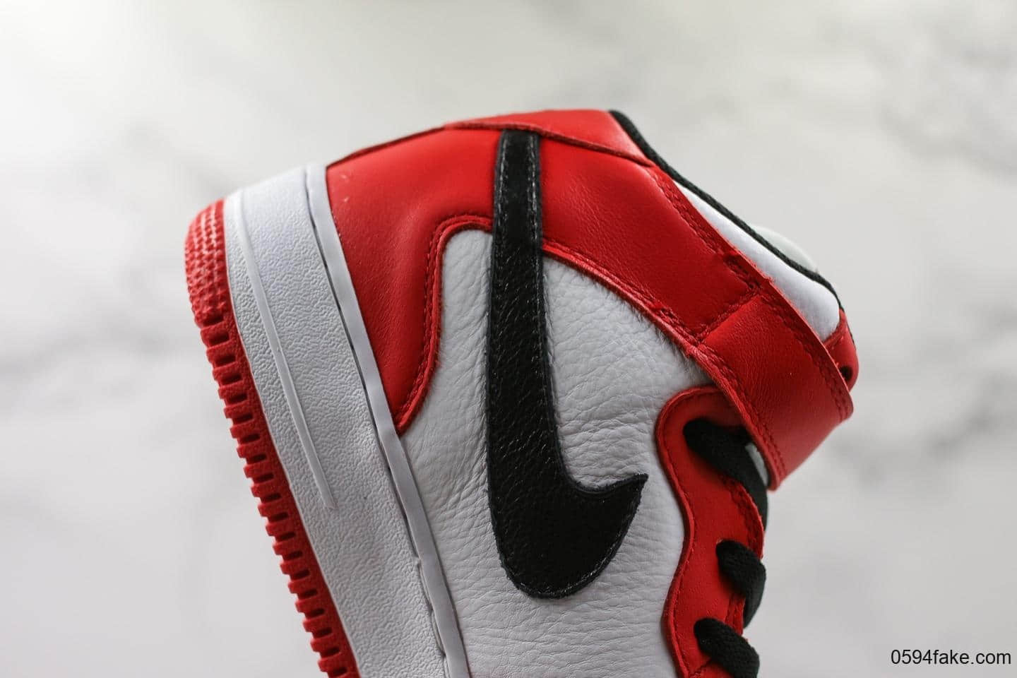 耐克Nike Air Force 1 Mid 07纯原版本空军一号倒勾限定正确头层磨砂皮饰片全掌内置气垫反钩白黑红配色 货号：804609-160