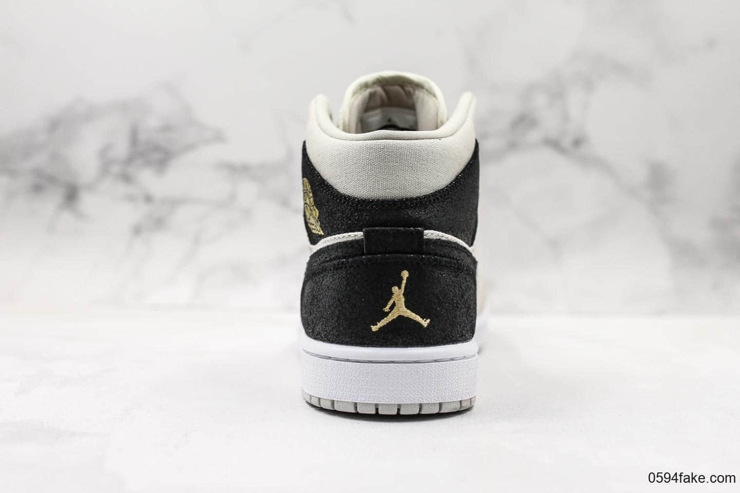 乔丹AIR JORDAN 1 MID LIght Bone GS狼灰配色AJ1原装原材原厂定制龟裂麂皮小红书爆款 货号：554725-023