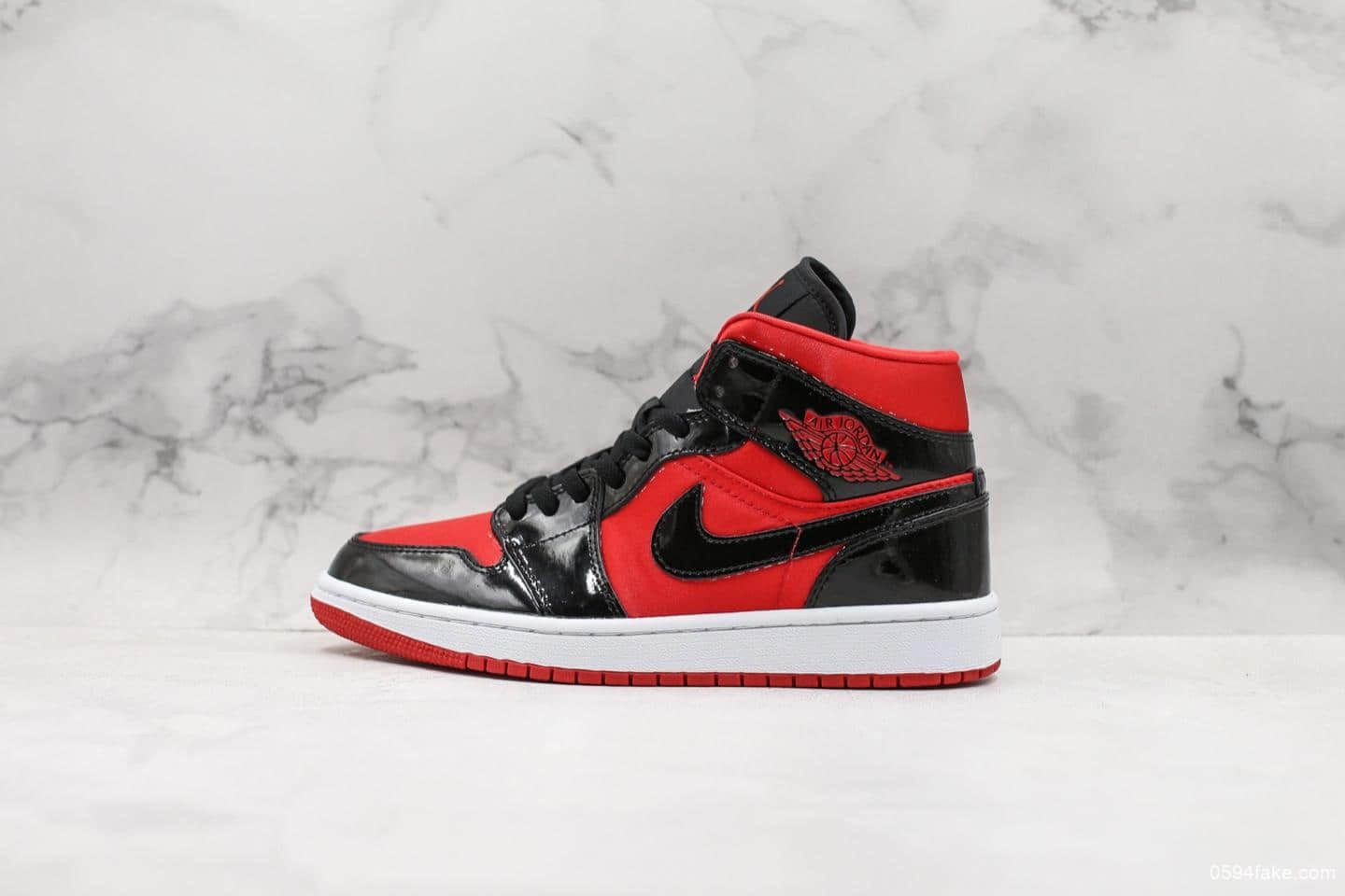乔丹Air Jordan 1 Mid WMNS公司级版本黑红漆皮搭配红色丝绸布料全新配色 货号:BQ6472-600