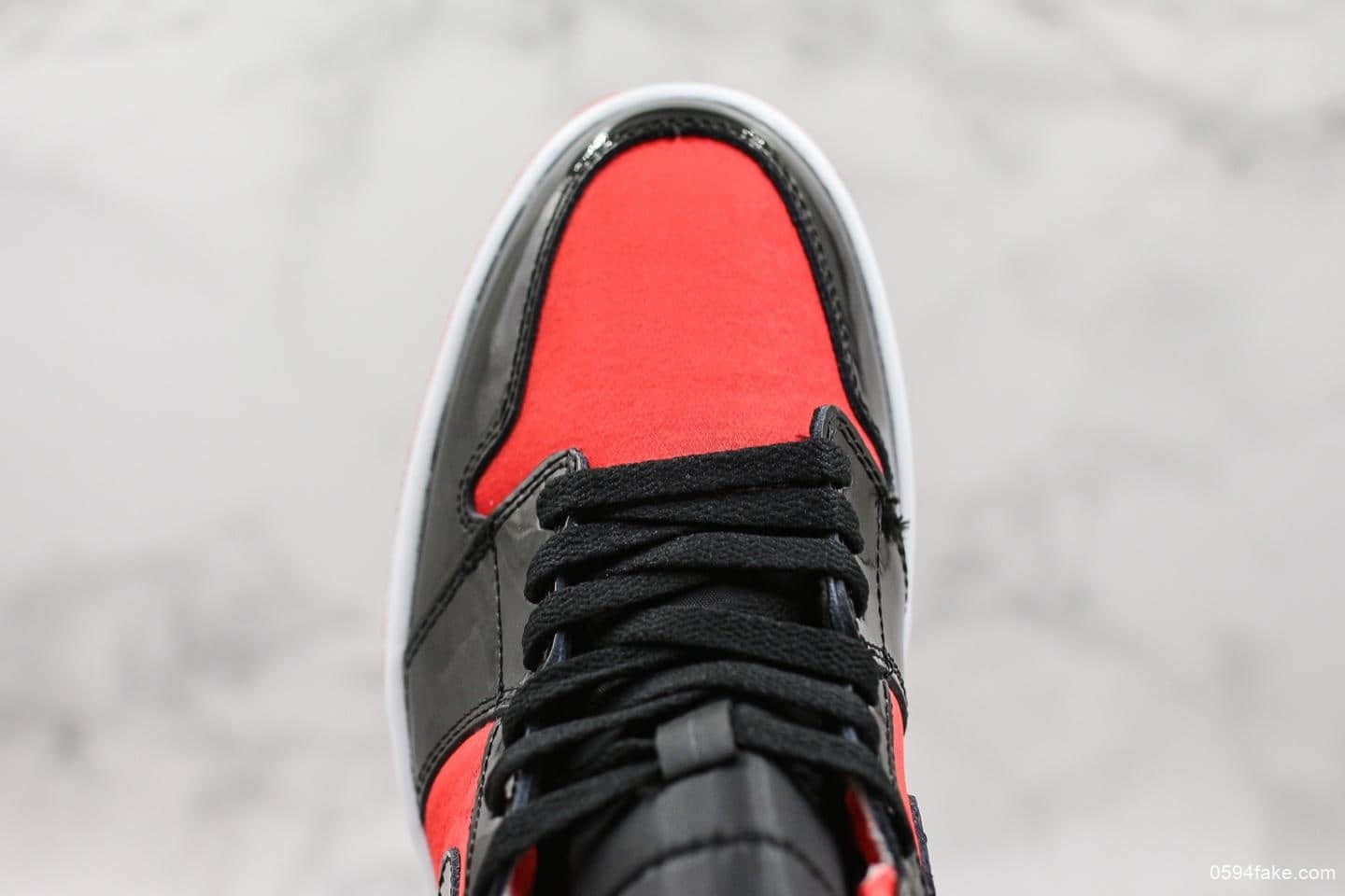 乔丹Air Jordan 1 Mid WMNS公司级版本黑红漆皮搭配红色丝绸布料全新配色 货号:BQ6472-600