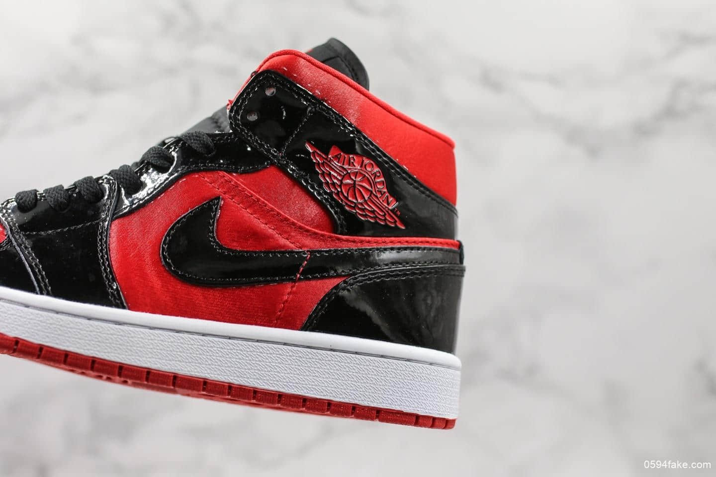 乔丹Air Jordan 1 Mid WMNS公司级版本黑红漆皮搭配红色丝绸布料全新配色 货号:BQ6472-600