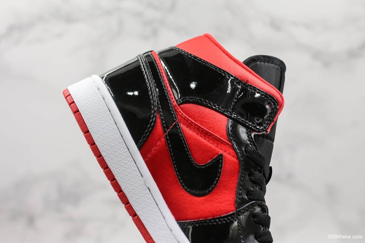 乔丹Air Jordan 1 Mid WMNS公司级版本黑红漆皮搭配红色丝绸布料全新配色 货号:BQ6472-600