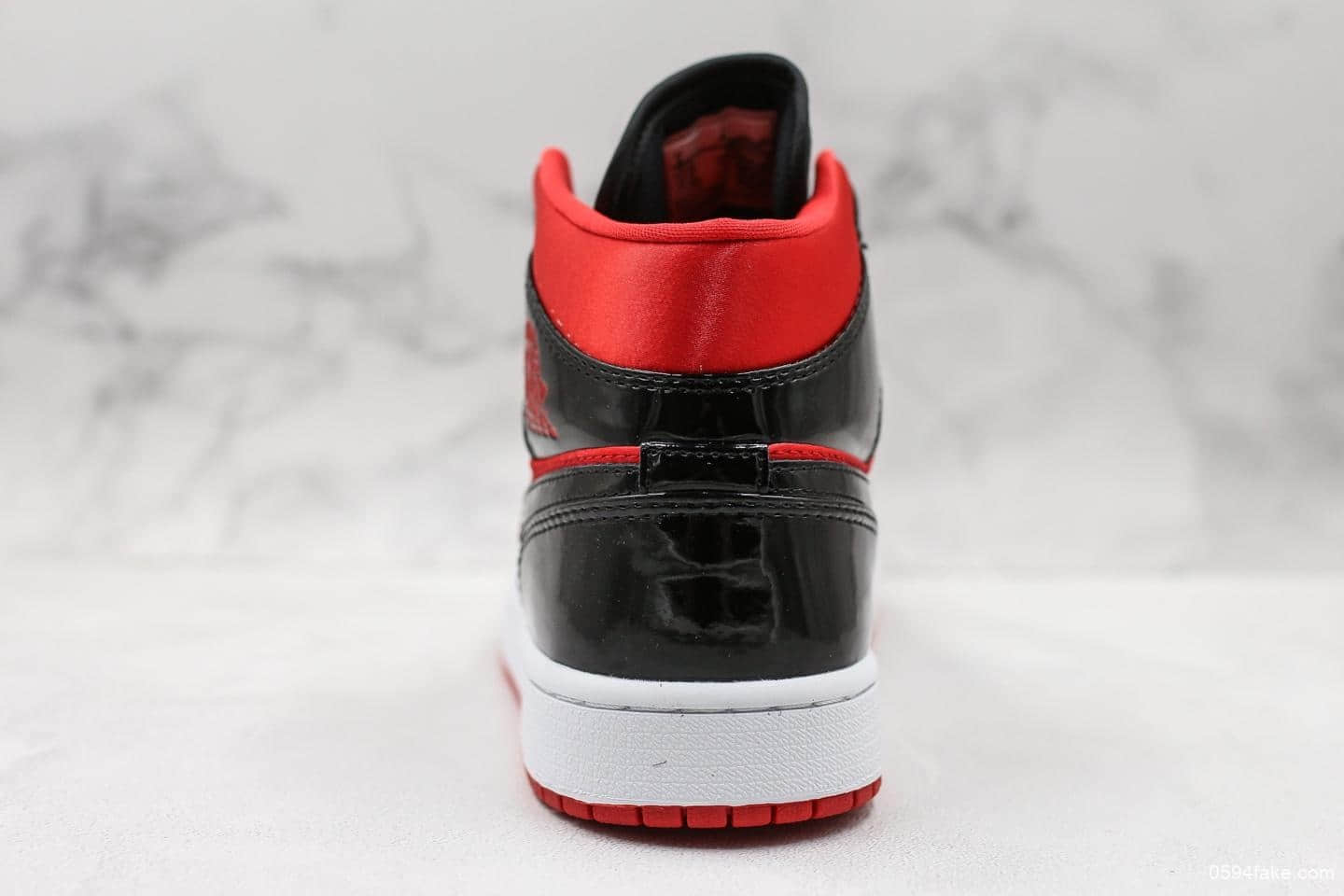 乔丹Air Jordan 1 Mid WMNS公司级版本黑红漆皮搭配红色丝绸布料全新配色 货号:BQ6472-600