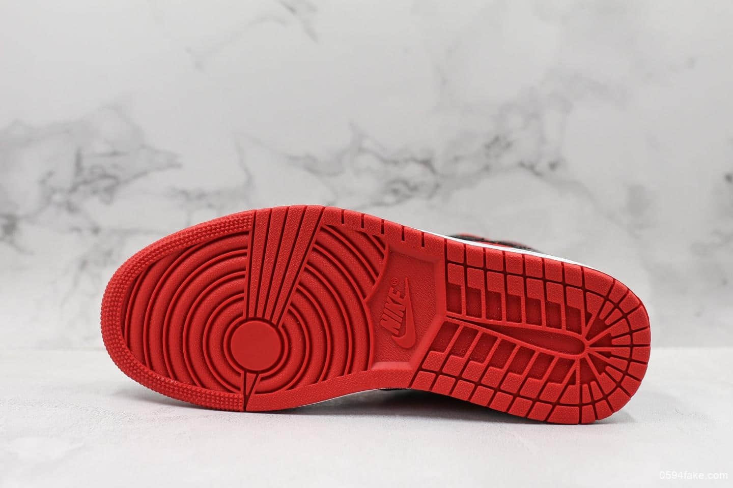 乔丹Air Jordan 1 Mid WMNS公司级版本黑红漆皮搭配红色丝绸布料全新配色 货号:BQ6472-600