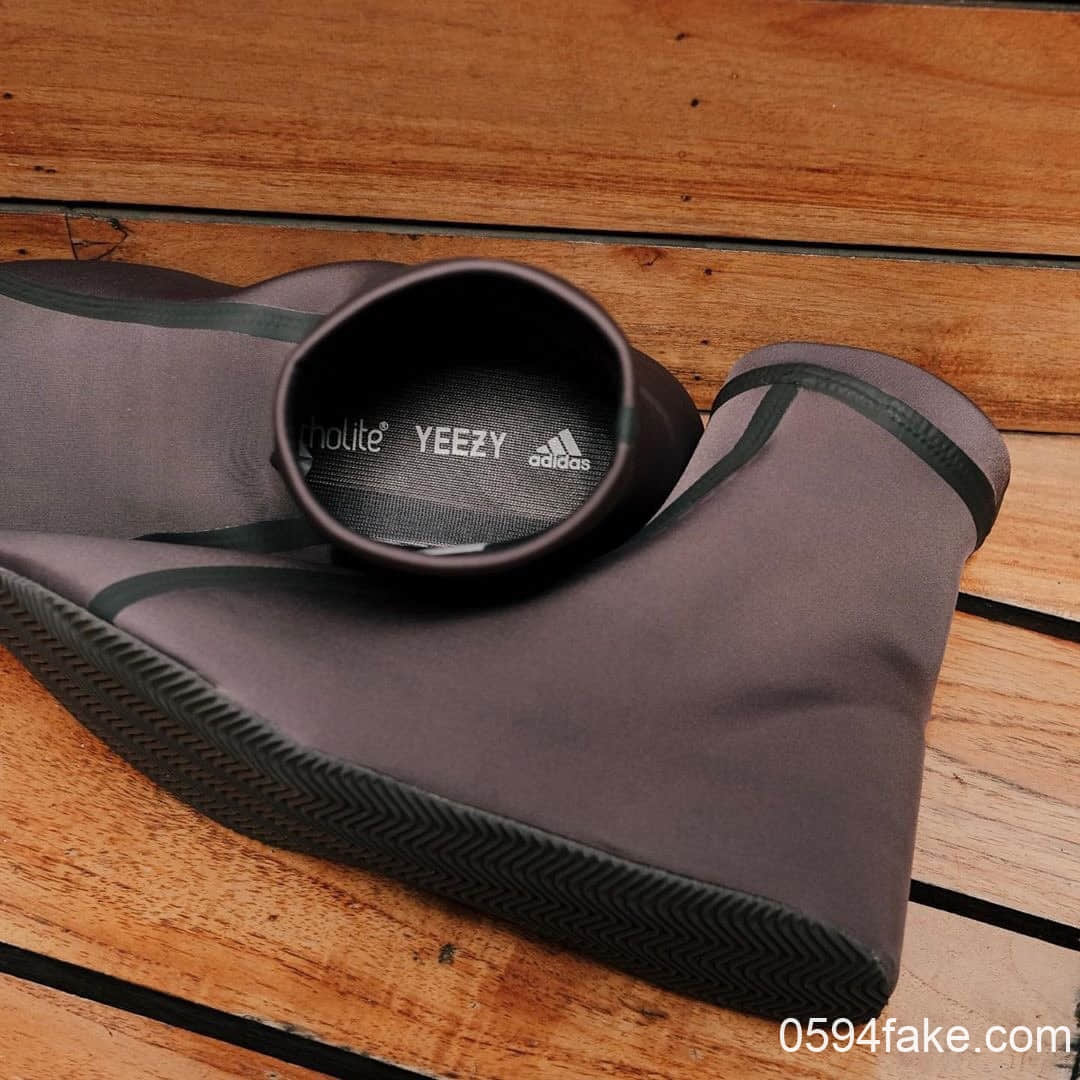 Yeezy Scuba“忍者鞋”最新实物图曝光!鞋底薄得像纸!