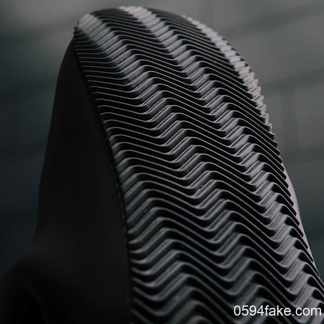 Yeezy Scuba“忍者鞋”最新实物图曝光!鞋底薄得像纸!