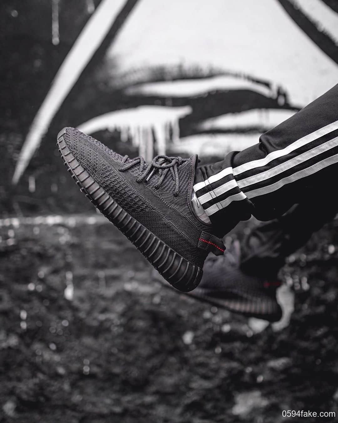 adidas Yeezy Boost 350 V2黑天使将于11月29日迎来全家族尺码补货!把握机会冲鸭! 货号:FU9006