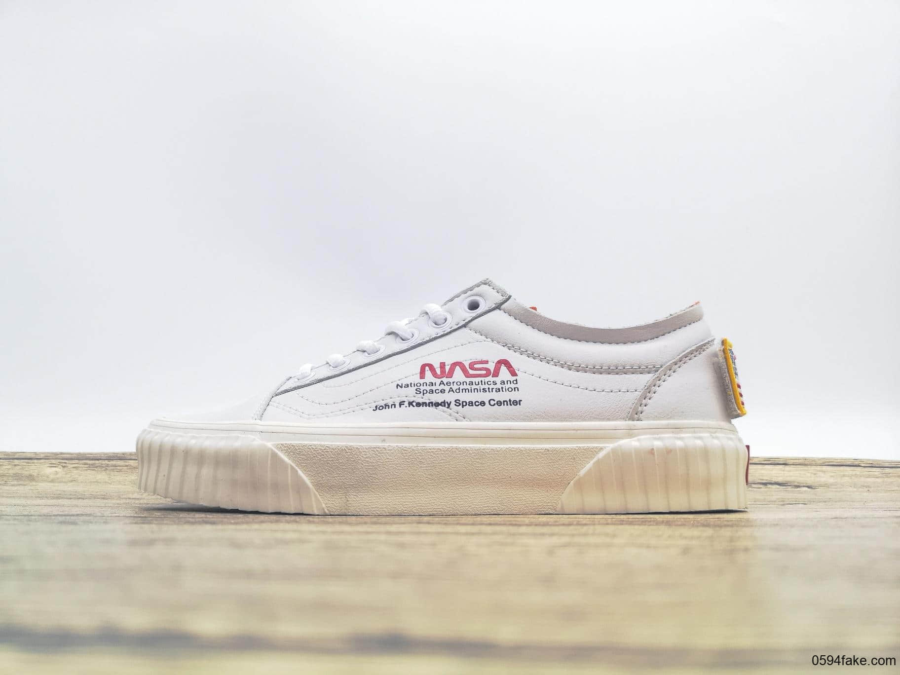 万斯NASA x Vans Old Skool跨界联名美国宇航员航天局纯原版本魔术贴搭配美国星条旗刺绣帆布鞋 货号:VN0A38G1UP9