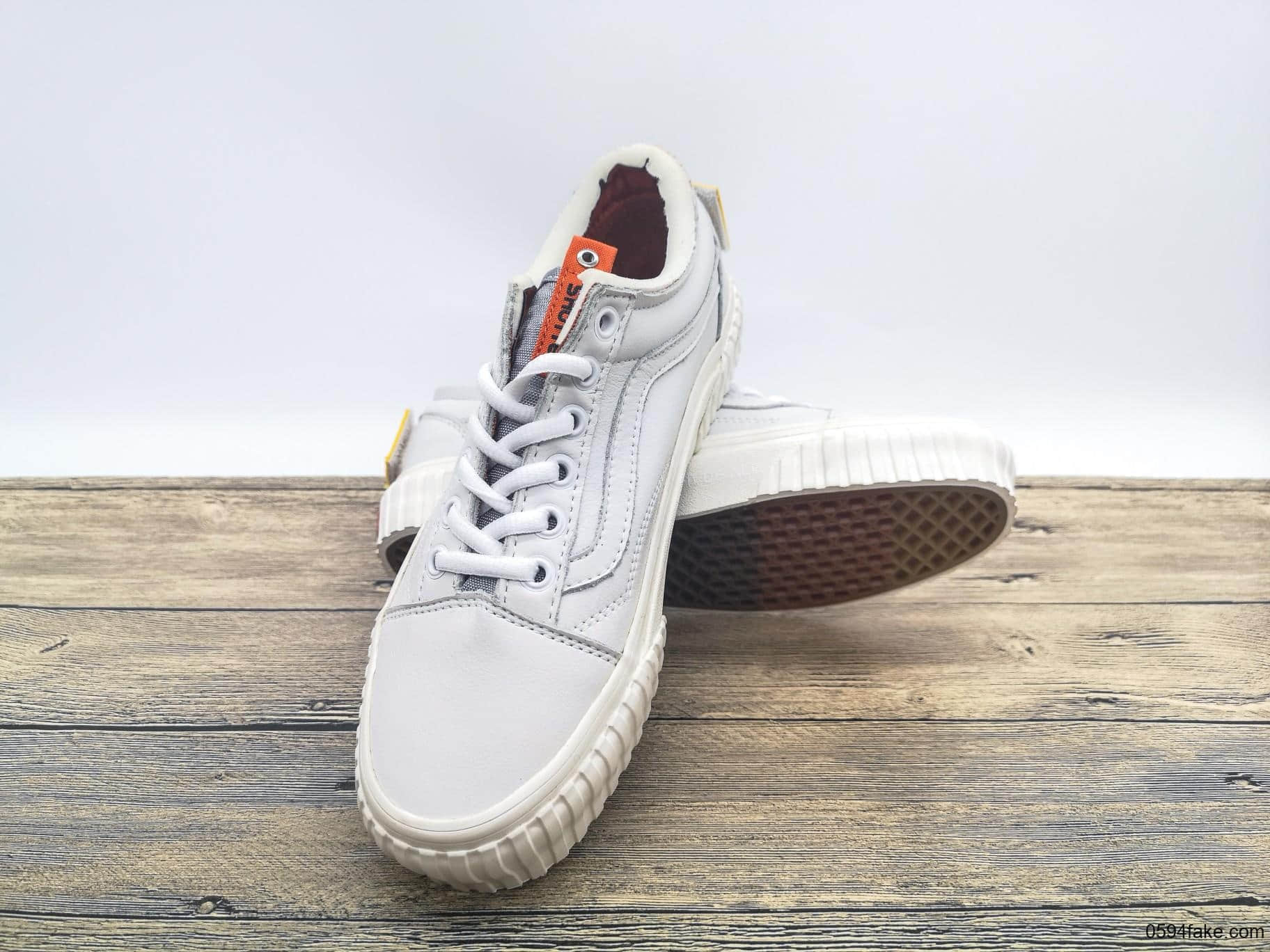 万斯NASA x Vans Old Skool跨界联名美国宇航员航天局纯原版本魔术贴搭配美国星条旗刺绣帆布鞋 货号:VN0A38G1UP9