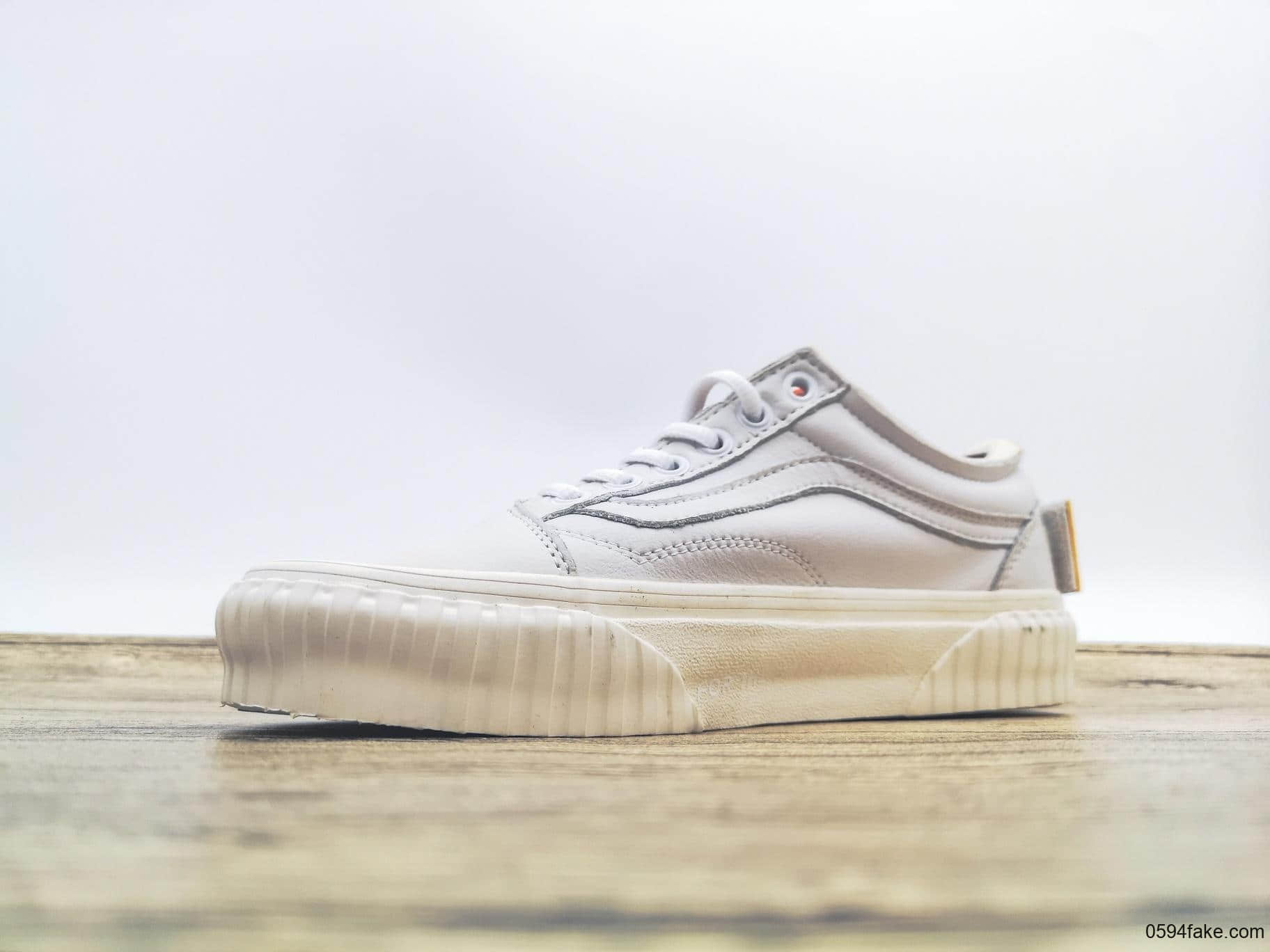 万斯NASA x Vans Old Skool跨界联名美国宇航员航天局纯原版本魔术贴搭配美国星条旗刺绣帆布鞋 货号:VN0A38G1UP9