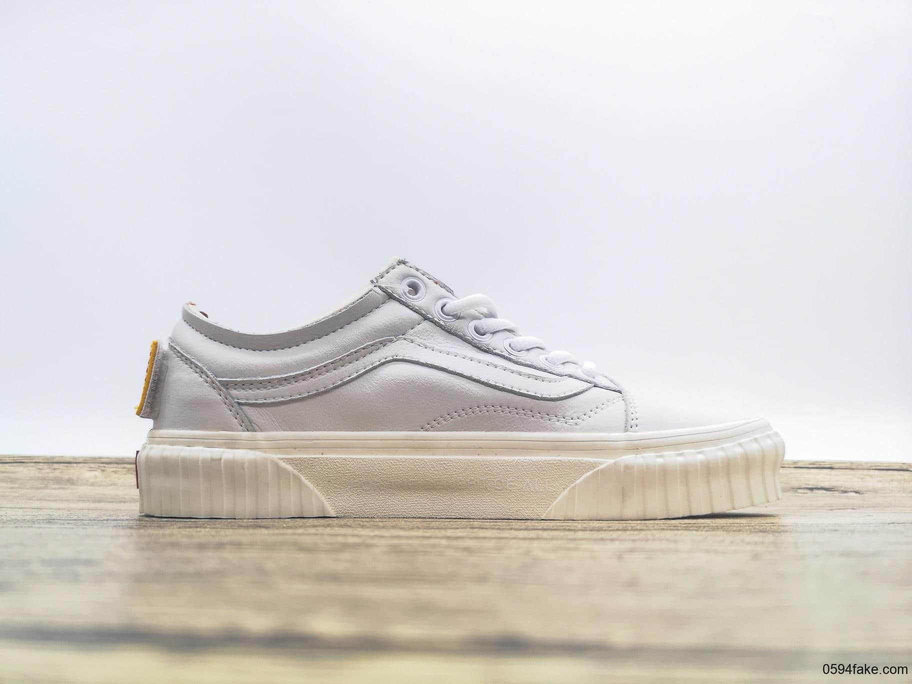 万斯NASA x Vans Old Skool跨界联名美国宇航员航天局纯原版本魔术贴搭配美国星条旗刺绣帆布鞋 货号:VN0A38G1UP9