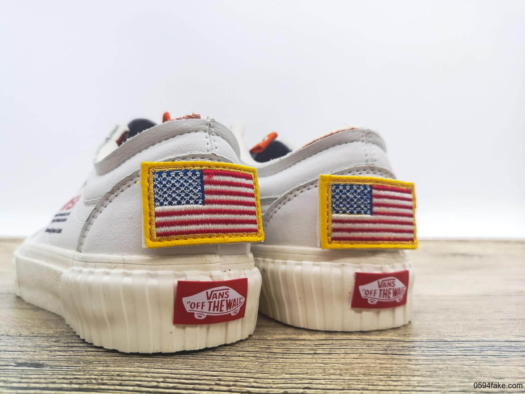 万斯NASA x Vans Old Skool跨界联名美国宇航员航天局纯原版本魔术贴搭配美国星条旗刺绣帆布鞋 货号:VN0A38G1UP9