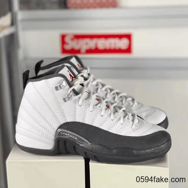 沉稳白灰配色!这双Air Jordan 12 “Dark Grey”你冲不冲?