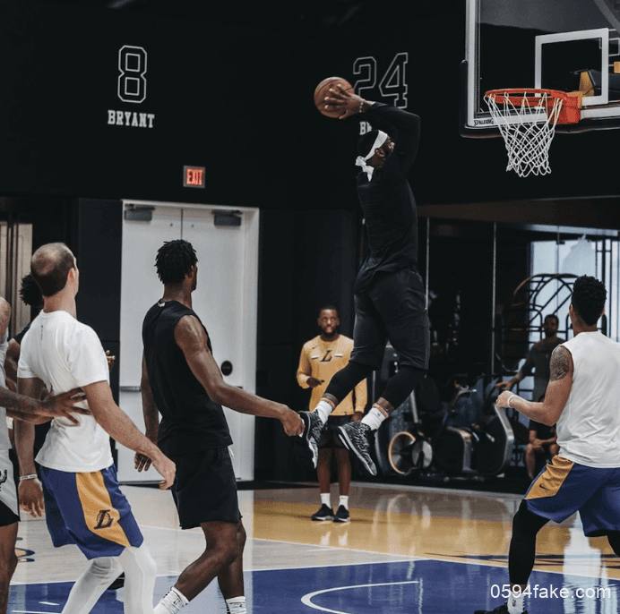 詹姆斯上脚LeBron 17!so cooool!10月3日发售!敬请期待