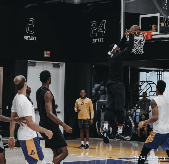 詹姆斯上脚LeBron 17!so cooool!10月3日发售!敬请期待