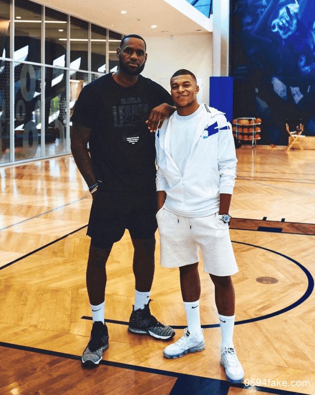 詹姆斯上脚LeBron 17!so cooool!10月3日发售!敬请期待