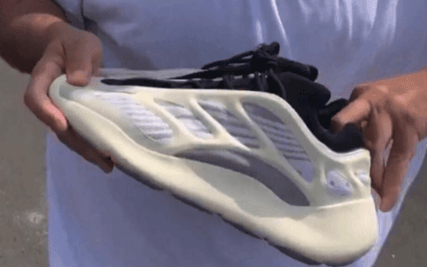 DJ Khaled获赠侃爷原味Yeezy 700 V3!