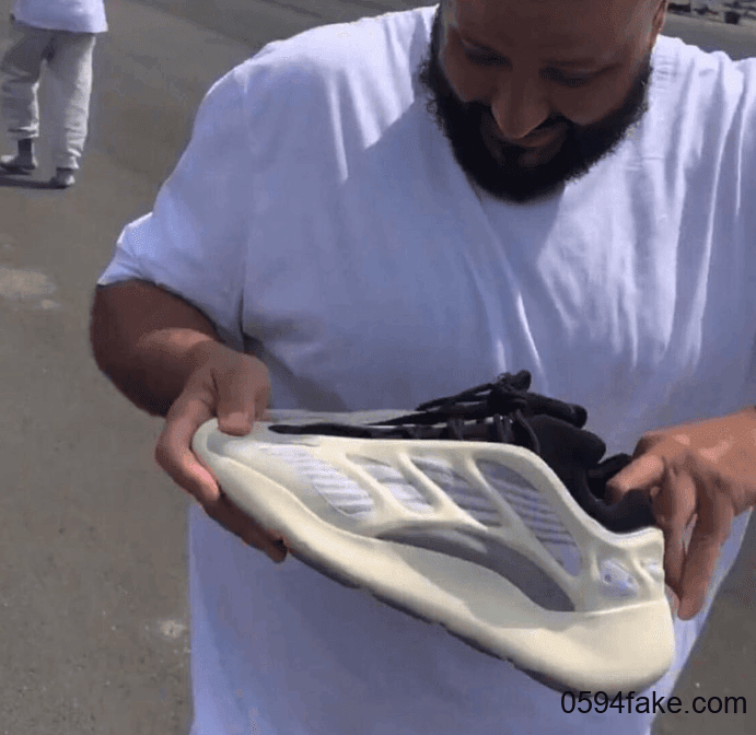 DJ Khaled获赠侃爷原味Yeezy 700 V3!