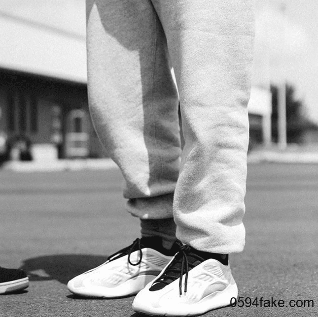 DJ Khaled获赠侃爷原味Yeezy 700 V3!