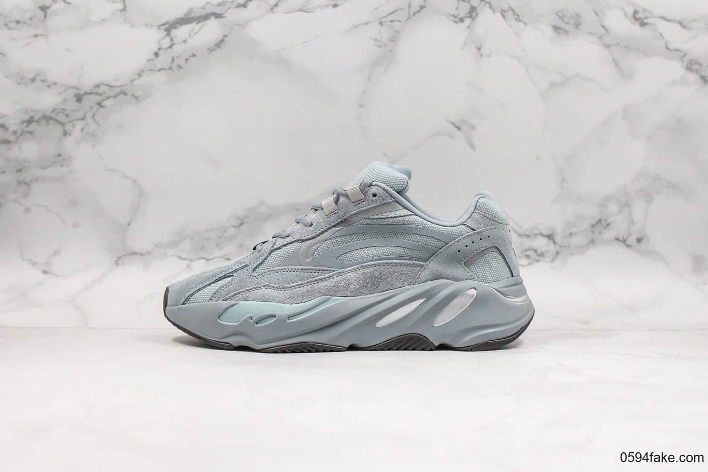 阿迪达斯adidas Yeezy 700 v2 “Hospital Blue”侃爷椰子700二代复古老爹鞋医院蓝OG纯原带半码原鞋开发区分市面低价 货号:FV8424