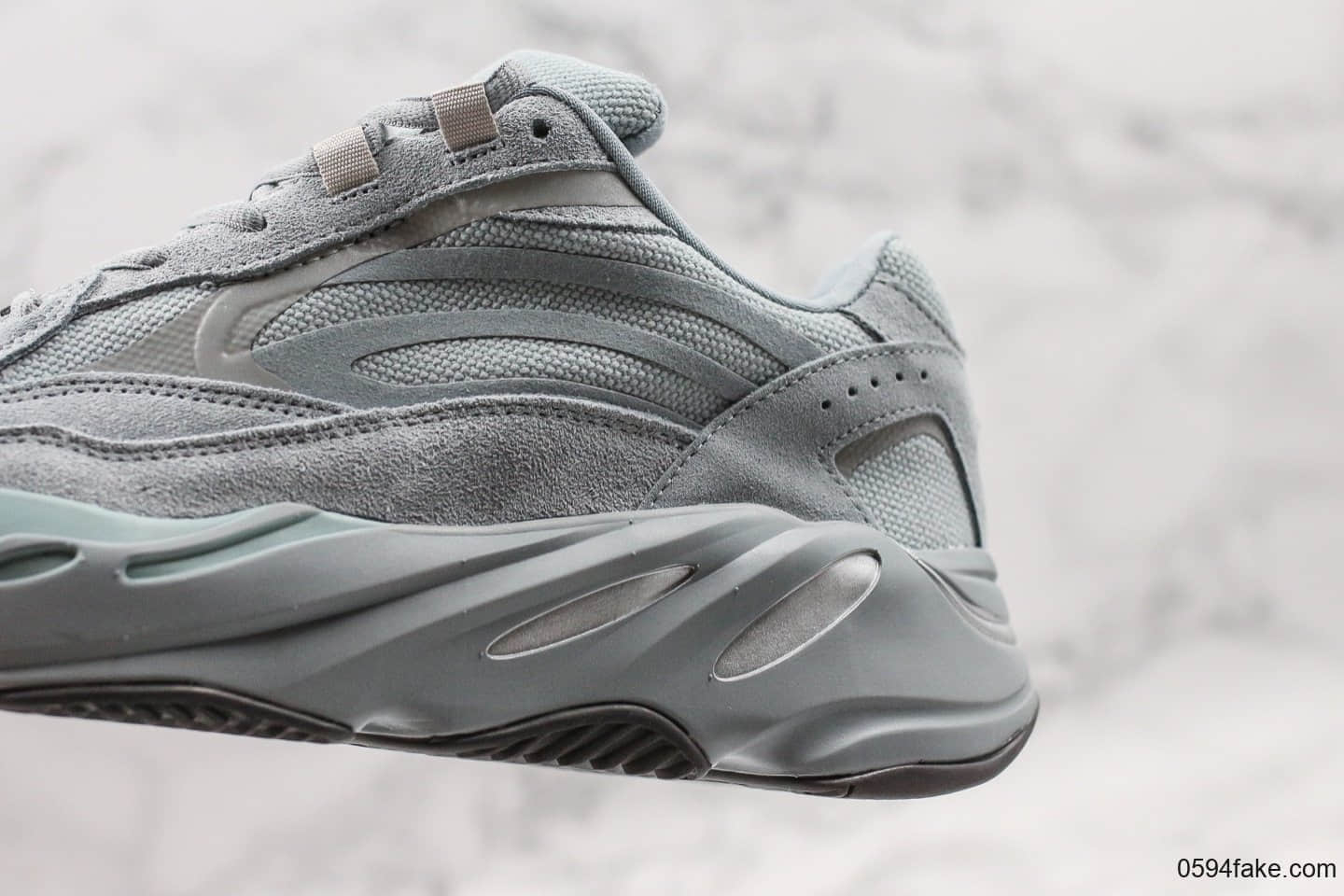 阿迪达斯adidas Yeezy 700 v2 “Hospital Blue”侃爷椰子700二代复古老爹鞋医院蓝OG纯原带半码原鞋开发区分市面低价 货号:FV8424