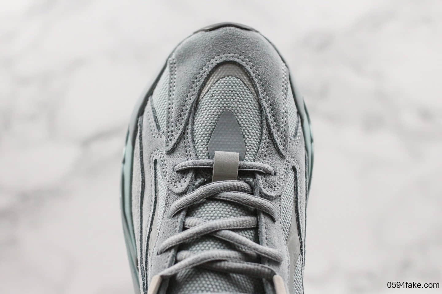 阿迪达斯adidas Yeezy 700 v2 “Hospital Blue”侃爷椰子700二代复古老爹鞋医院蓝OG纯原带半码原鞋开发区分市面低价 货号:FV8424
