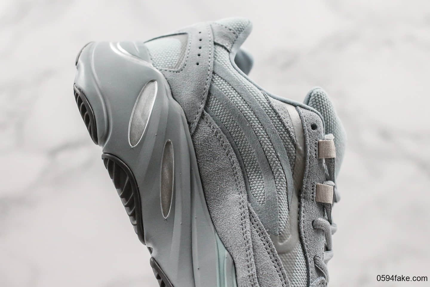 阿迪达斯adidas Yeezy 700 v2 “Hospital Blue”侃爷椰子700二代复古老爹鞋医院蓝OG纯原带半码原鞋开发区分市面低价 货号:FV8424