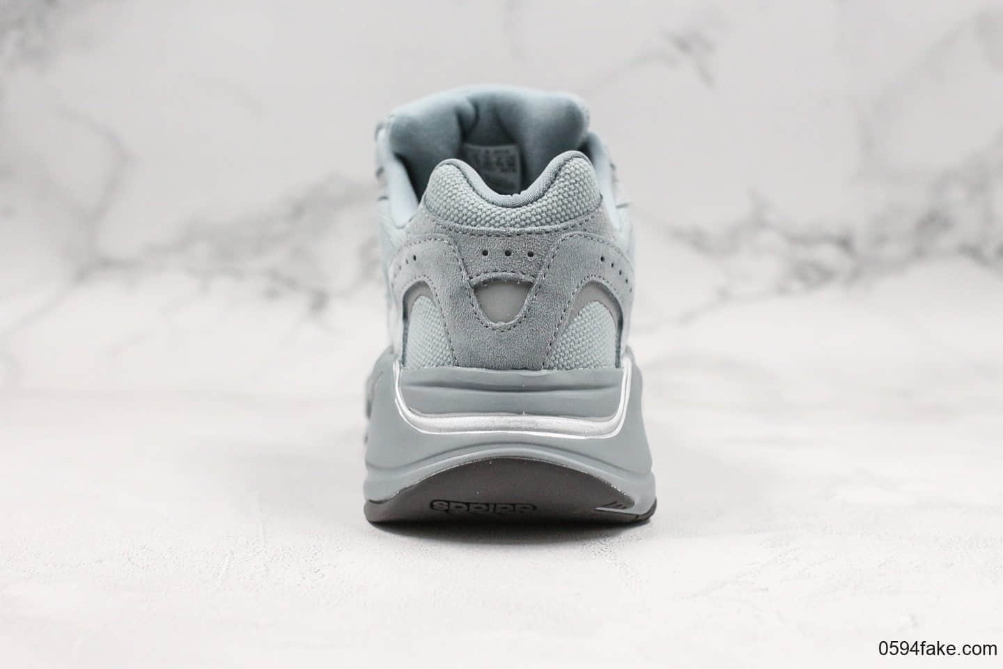 阿迪达斯adidas Yeezy 700 v2 “Hospital Blue”侃爷椰子700二代复古老爹鞋医院蓝OG纯原带半码原鞋开发区分市面低价 货号:FV8424