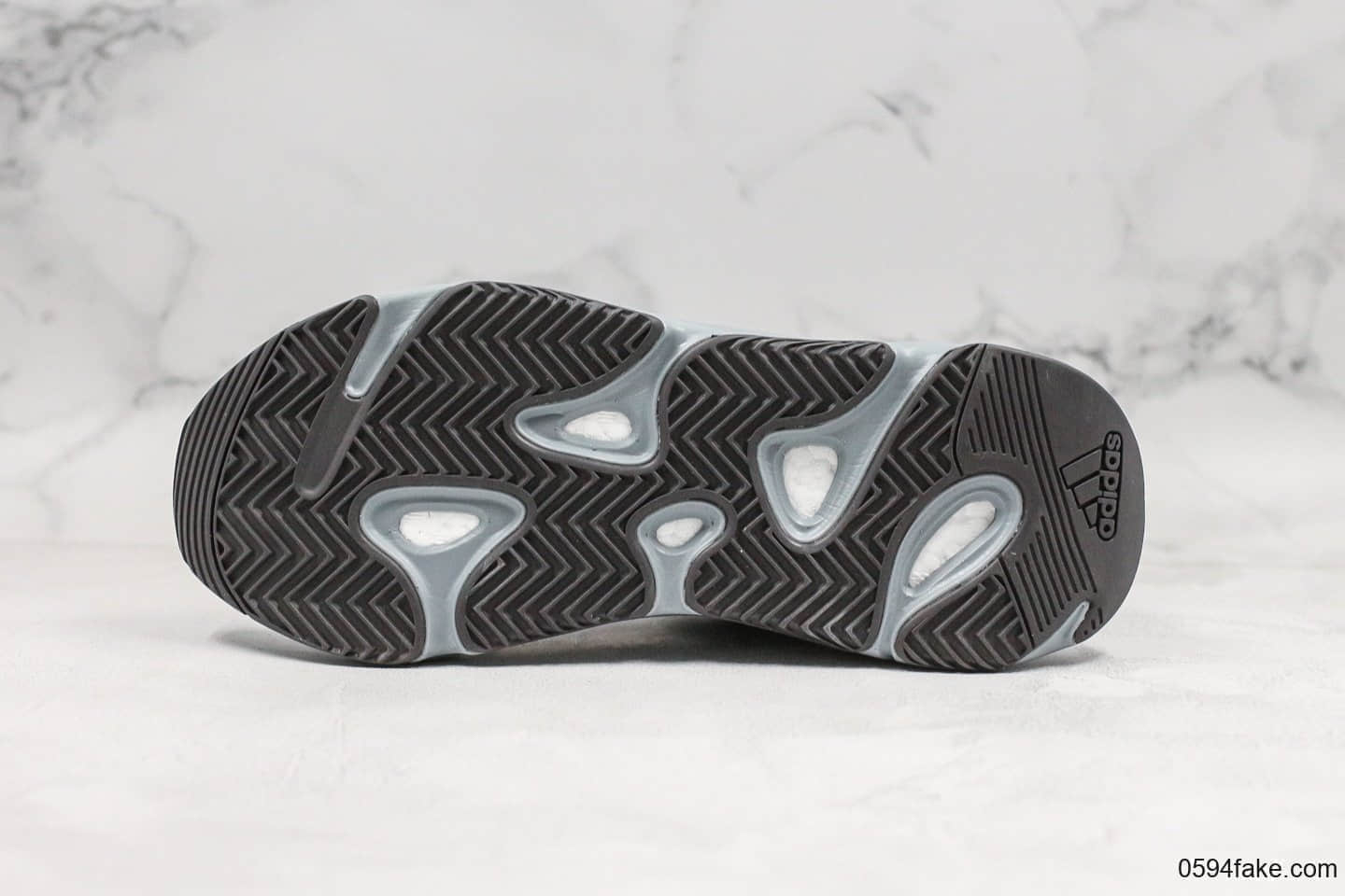 阿迪达斯adidas Yeezy 700 v2 “Hospital Blue”侃爷椰子700二代复古老爹鞋医院蓝OG纯原带半码原鞋开发区分市面低价 货号:FV8424