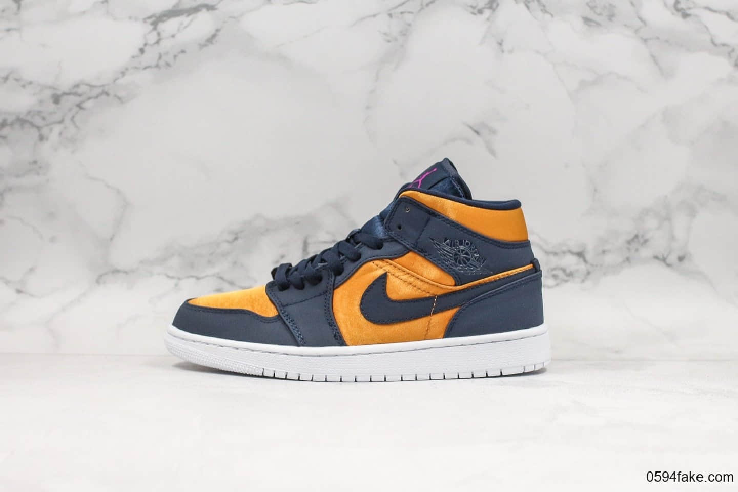 乔丹Air Jordan 1 Mid SE纯原版本中帮系列aj1整体鞋面采用丝绸打造搭配部分麂皮材质拼接 货号:852542-401