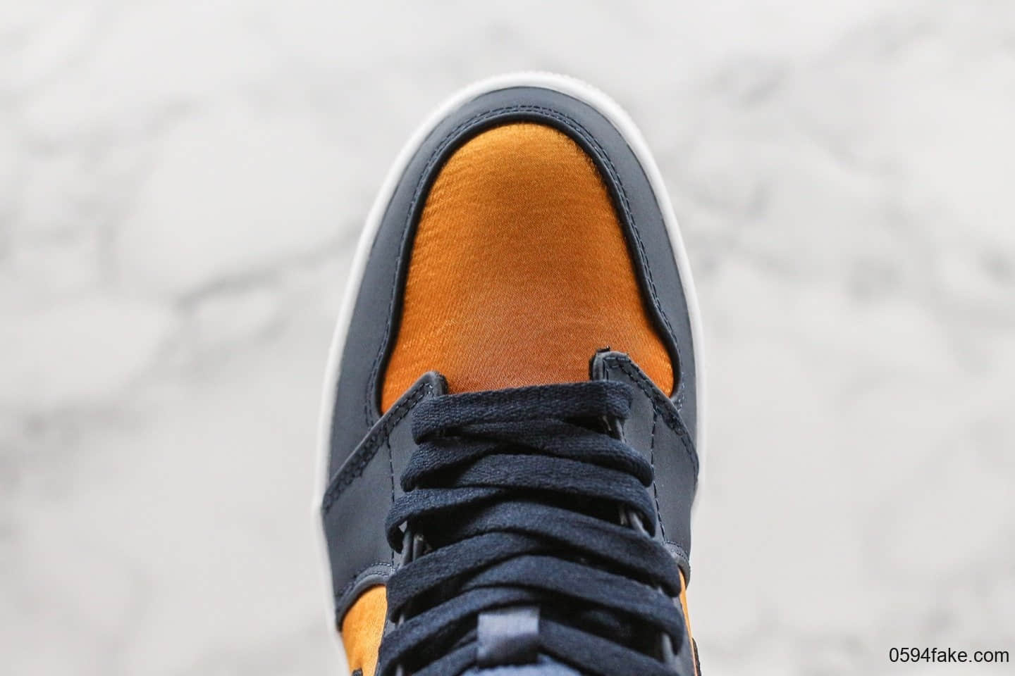 乔丹Air Jordan 1 Mid SE纯原版本中帮系列aj1整体鞋面采用丝绸打造搭配部分麂皮材质拼接 货号:852542-401