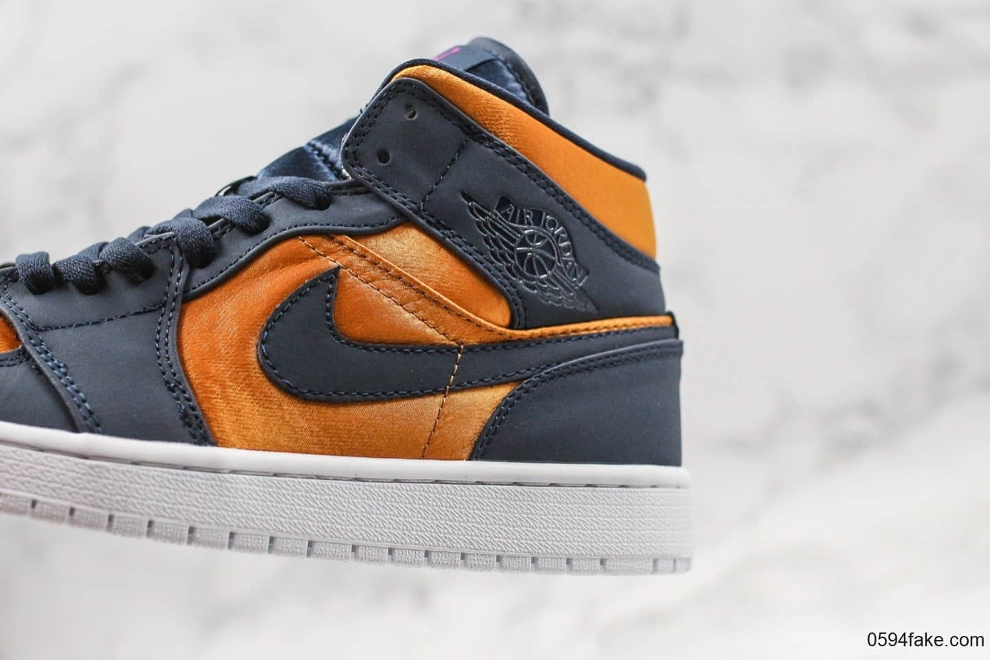 乔丹Air Jordan 1 Mid SE纯原版本中帮系列aj1整体鞋面采用丝绸打造搭配部分麂皮材质拼接 货号:852542-401