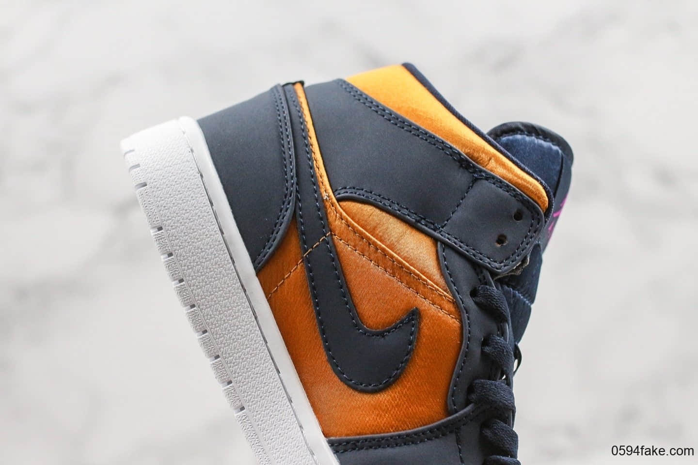 乔丹Air Jordan 1 Mid SE纯原版本中帮系列aj1整体鞋面采用丝绸打造搭配部分麂皮材质拼接 货号:852542-401