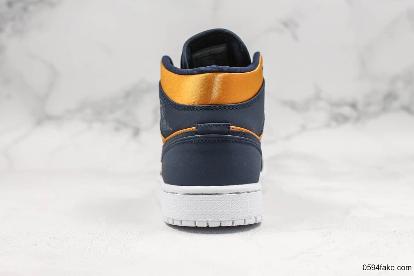 乔丹Air Jordan 1 Mid SE纯原版本中帮系列aj1整体鞋面采用丝绸打造搭配部分麂皮材质拼接 货号:852542-401