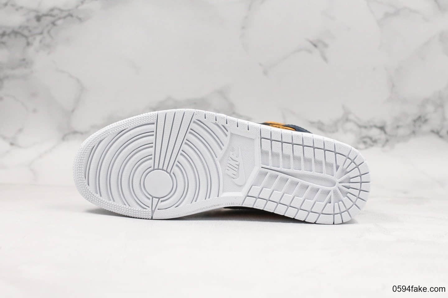 乔丹Air Jordan 1 Mid SE纯原版本中帮系列aj1整体鞋面采用丝绸打造搭配部分麂皮材质拼接 货号:852542-401