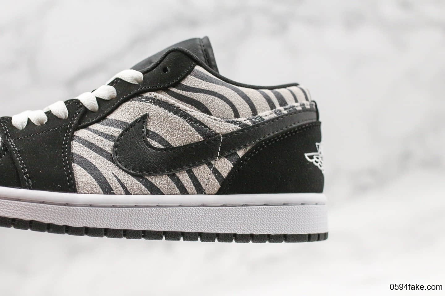 乔丹Air Jordan 1 Low GS Zebra全新斑马纹配色纯原版本内置气垫鞋面采用黑色牛巴革材质低帮AJ1 货号:553560-057