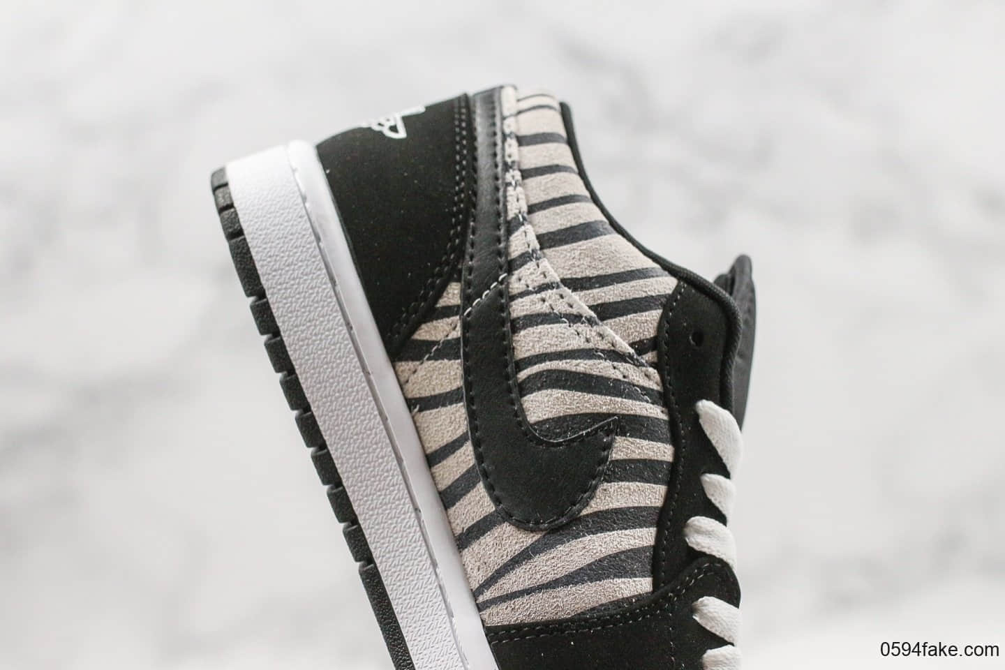 乔丹Air Jordan 1 Low GS Zebra全新斑马纹配色纯原版本内置气垫鞋面采用黑色牛巴革材质低帮AJ1 货号:553560-057