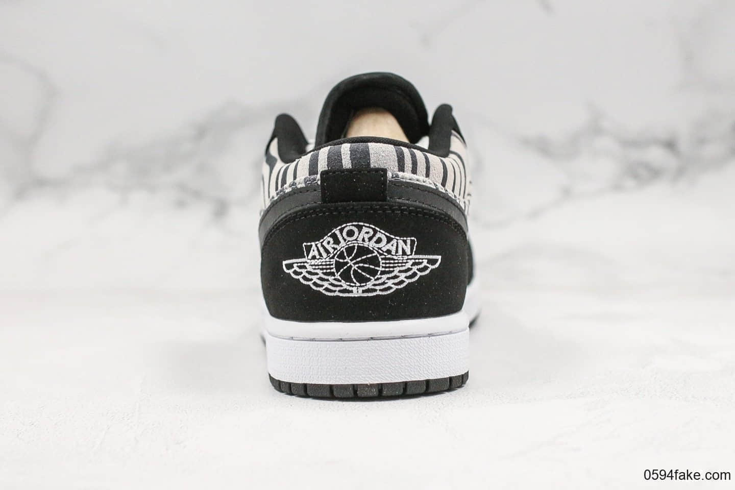乔丹Air Jordan 1 Low GS Zebra全新斑马纹配色纯原版本内置气垫鞋面采用黑色牛巴革材质低帮AJ1 货号:553560-057