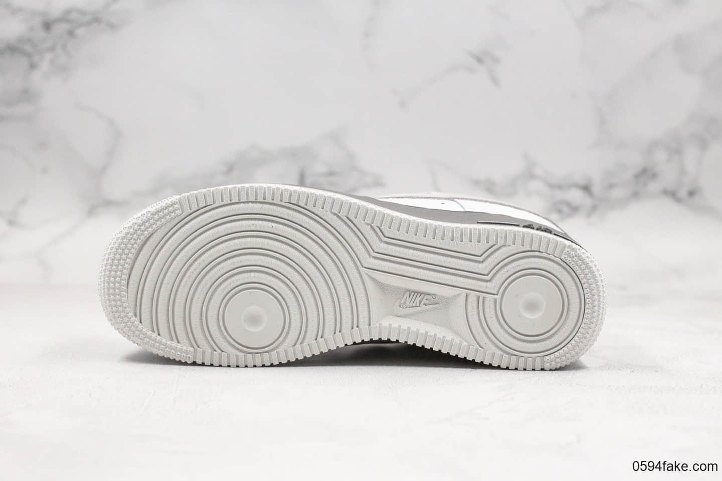 耐克Nike Air Force 1 Low '07低帮空军一号灰白复古海外限定配色内置全掌气垫原楦头原纸板打造 货号：AH0968-033
