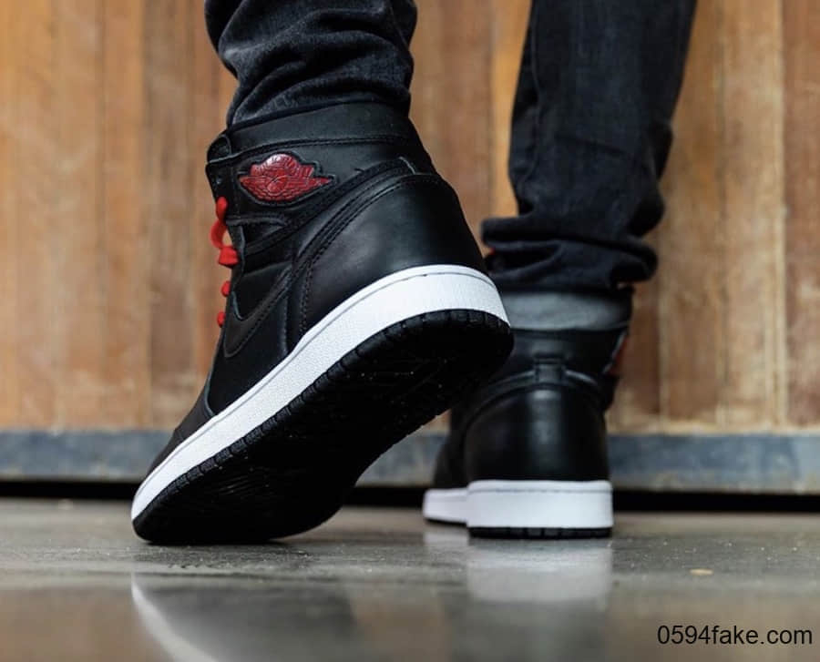 Air Jordan 1“ Black Satin”释出上脚图!看完你“真香”了吗? 货号:555088-060