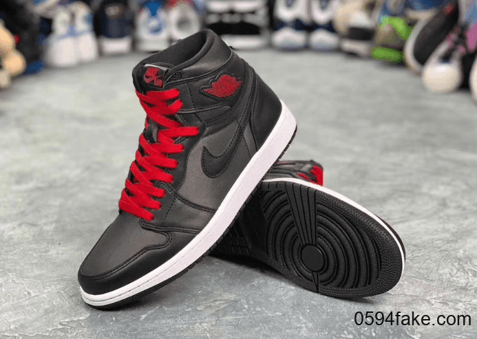Air Jordan 1“ Black Satin”释出最新实物图!看完你心动了吗? 货号:555088-060