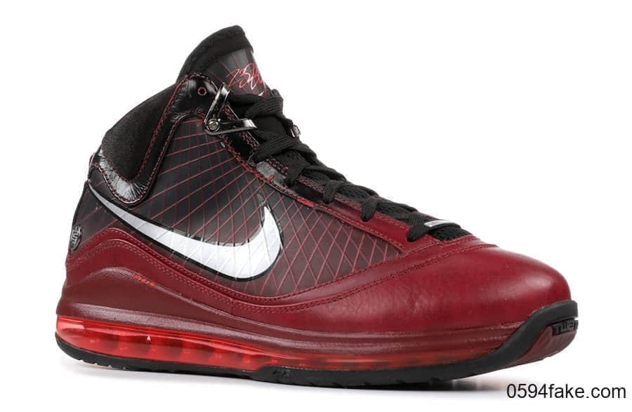 詹姆斯战靴LeBron 7圣诞配色回归!下月发售!