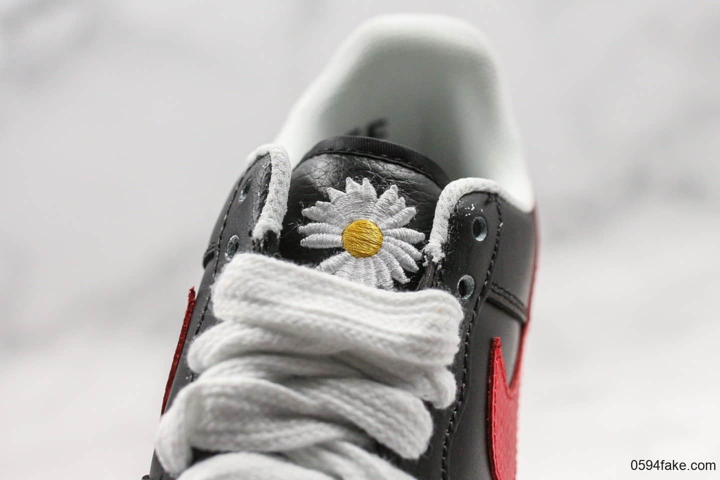耐克Nike Air Force 1 x PEACEMINUSONE权志龙联名款空军一号小雏菊红勾配色原厂原盒配件齐全 货号:AQ3692-002