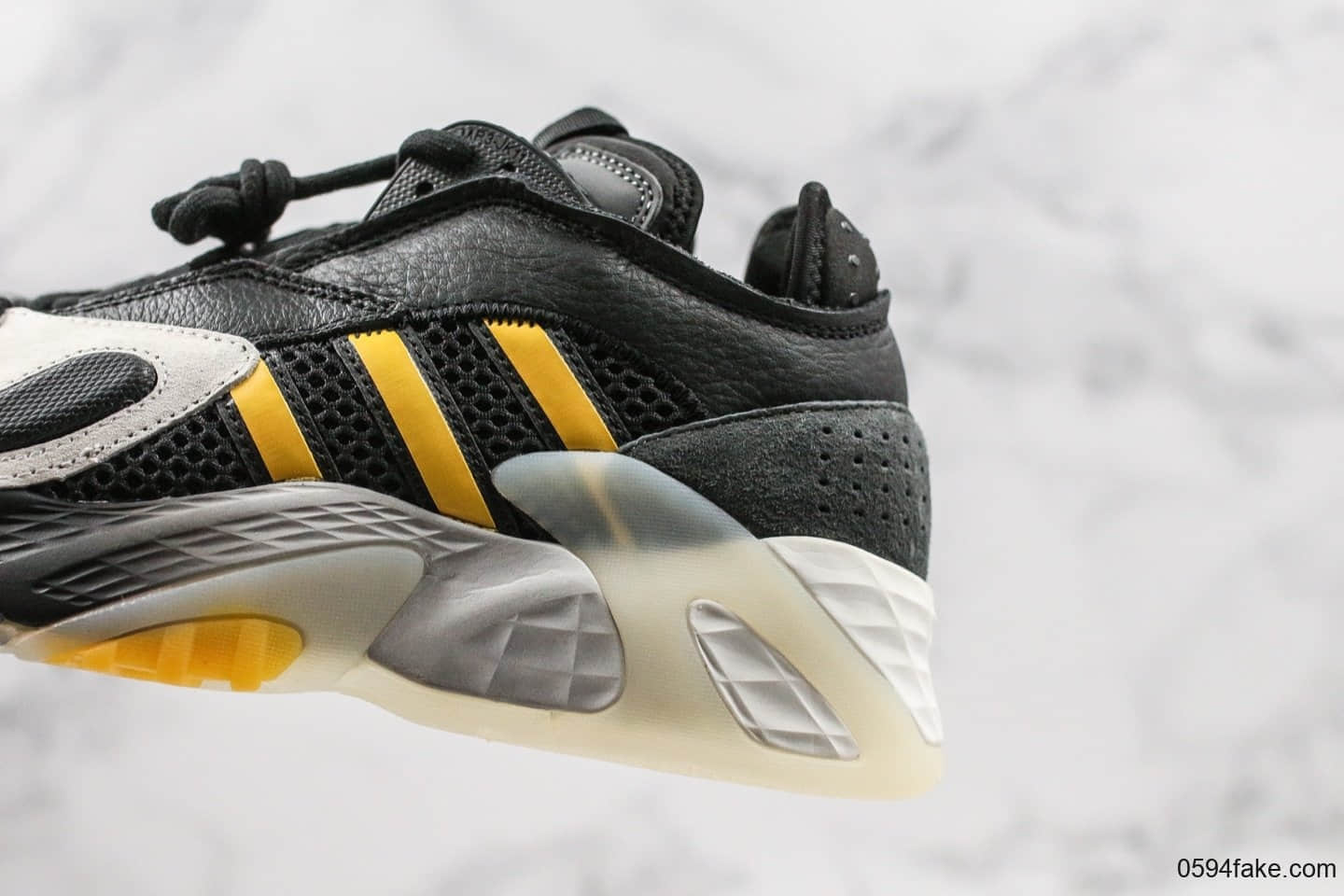 阿迪达斯Adidas streetball纯原版本街头风格小椰子700全新配色鞋面采用大面积荔枝皮搭配橡胶外底时尚老爹鞋 货号:EE5926